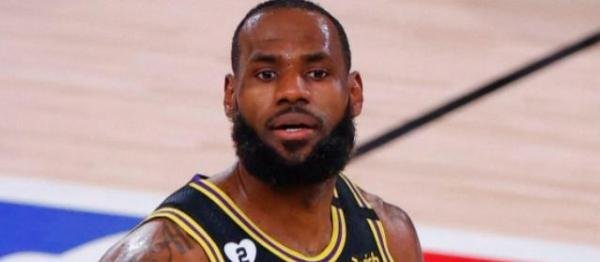 没悬念了！詹皇30+10爆锤开拓者，半场干拔三分怒视全场