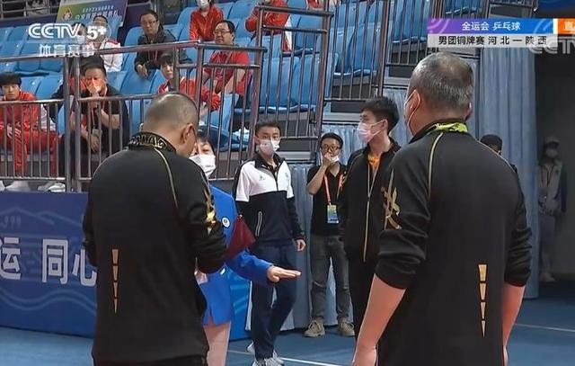 乒乓男团铜牌战因不明气味一度中断，此次比赛谁获得了铜牌？