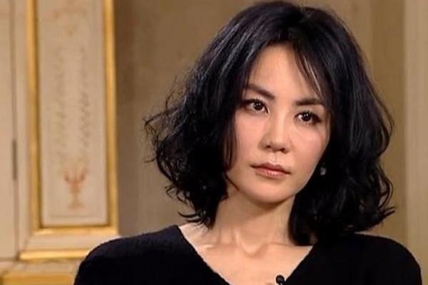 张柏芝举动真暖心，理性对待，50岁王菲为何要“大闹张柏芝新店”？