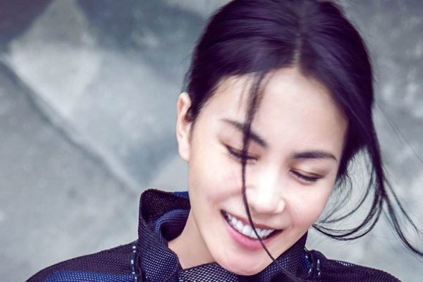 张柏芝举动真暖心，理性对待，50岁王菲为何要“大闹张柏芝新店”？