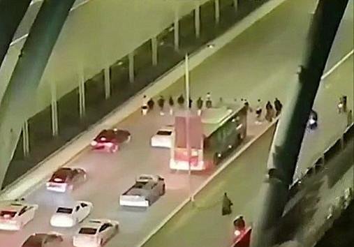 广西：十几人桥上并排压马路，无视身后车辆鸣笛，现场有说有笑