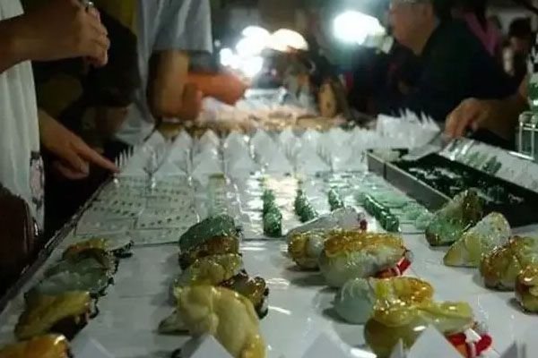 翡翠原石一般是怎么出售的翡翠原石怎样转手