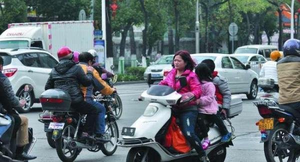 15岁少年逆行身亡，父母悲痛欲绝还要赔大车钱？