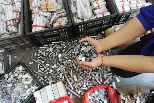 “售票员拒收1毛硬币称没人要”这样做法是否合理？是否构成违法？