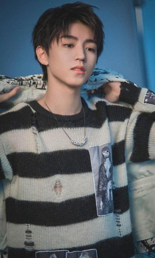 王俊凯蹲路边休息，努力终究会有回报，加油年轻人