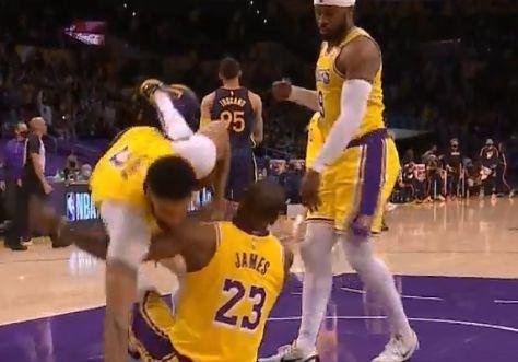 超远3分准绝杀！锁定第七！湖人103-100逆转！詹姆斯暴击库里