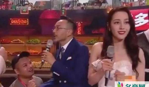 迪丽热巴直播出事故 被男粉拿戒指下跪求婚场面太可怕