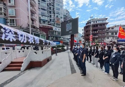 武警救援人员给受灾群众送月饼、送祝福，四川地震的受灾情况如何？