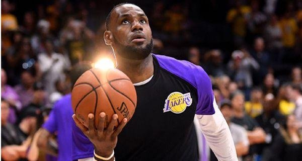 国王打国王复出，詹姆斯16分5失误错失绝杀