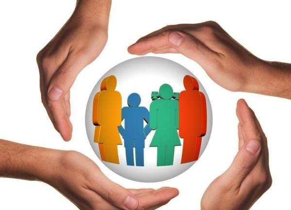 城管摔砸摊贩蔬菜，当地城管局称是无奈之举？