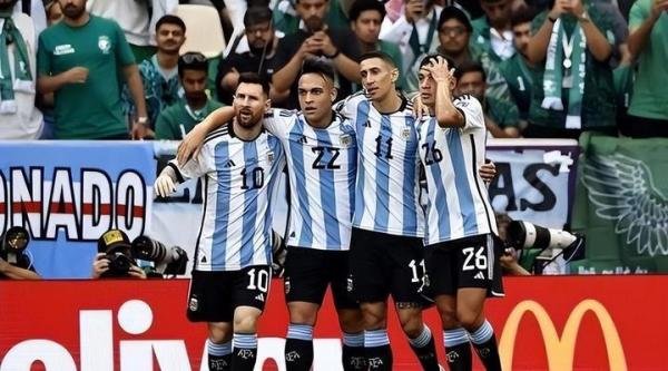 阿根廷输球后一小时无人走出更衣室，梅西发声：没有任何借口，只是这场失利很痛