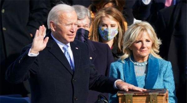 “我还会回来的”！特朗普在白宫留了字条，拜登就职总统首次发声