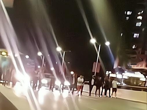 广西:十几人桥上并排压马路,无视身后车辆鸣笛,现场有说有笑