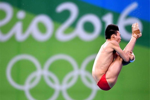 陈艾森跳水时下体为什么会凸起？