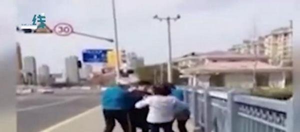 上海广场舞大妈霸气拽回轻生女子,网友点赞:你大妈还是你大妈