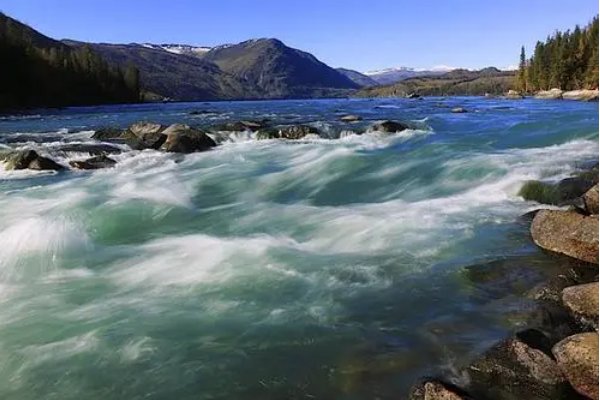 形容河流奔流不息的句子