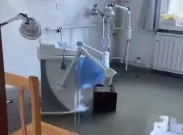 暴雨袭击!湖北潜江医院针灸室、病房全都被水淹了!