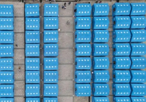 武警救援人员给受灾群众送月饼、送祝福，四川地震的受灾情况如何？