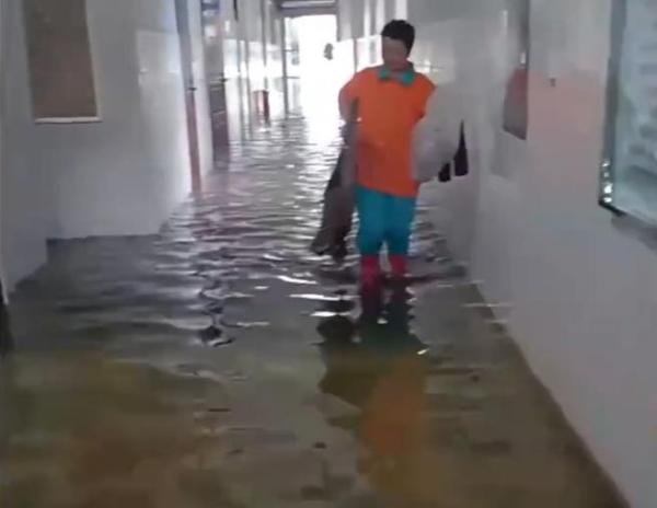暴雨袭击!湖北潜江医院针灸室、病房全都被水淹了!