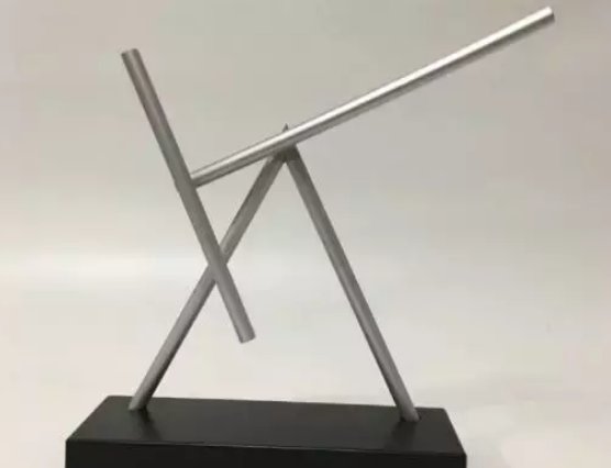 三根棍子不停转动是什么原因？