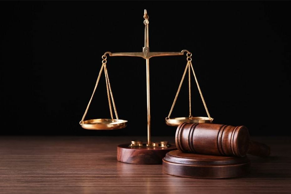 湖北武汉一男子在女子家门口对猫眼做诡异动作,该名男子到底为何这么做?