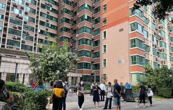 北京朝阳区十里堡一小区出现疑似病例，部分楼区暂时封闭