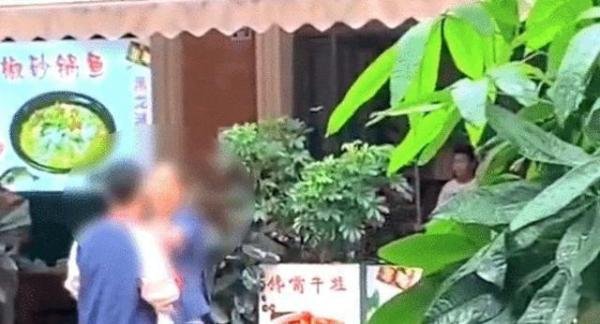 女老板殴打暑期工学生？被打男子为餐厅员工，因工资结算起冲突
