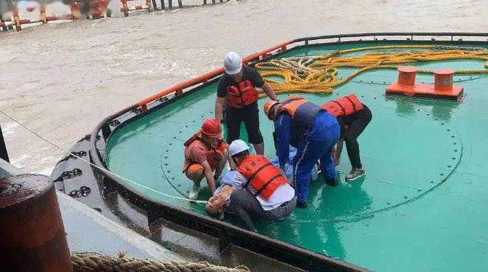 一货轮在台风暹芭中心附近断裂，船员们的情况如何了？