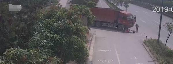 15岁少年逆行身亡，父母悲痛欲绝还要赔大车钱？