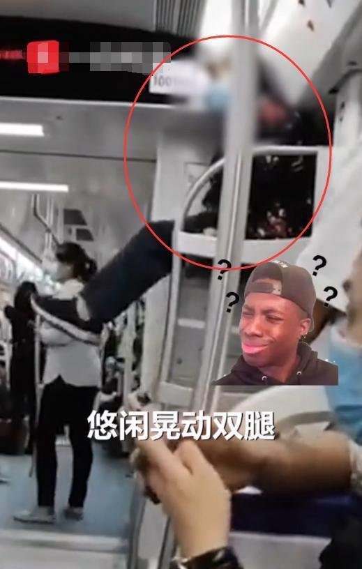 新式碰瓷？老太爬上地铁车厢行李架上蹭坐 摔下来谁来担责？