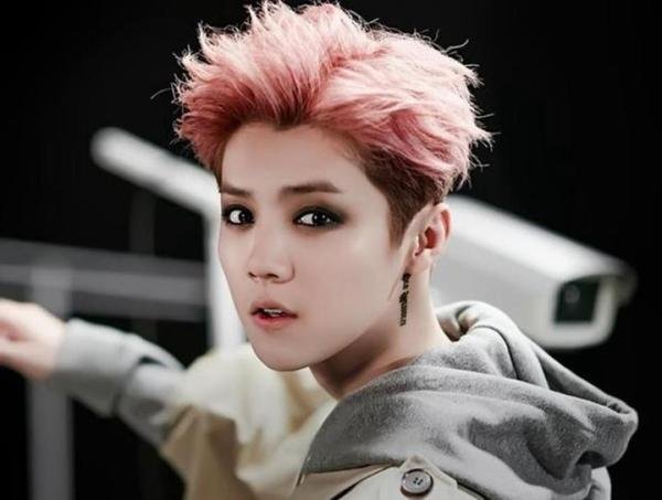 男明星化烟熏妆遭吐槽：像被毒烟熏过一样，网友：得罪化妆师了