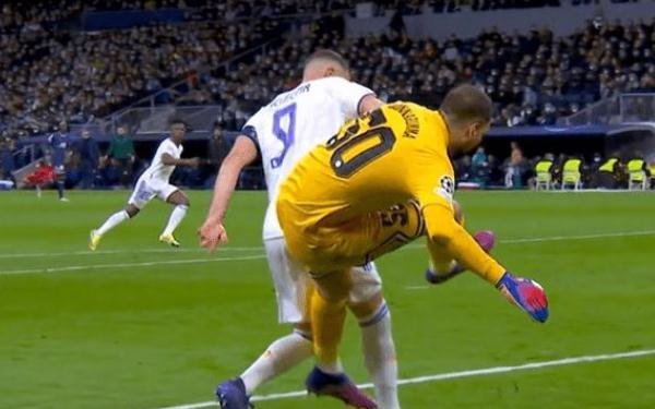 巴黎高层赛后围堵裁判警方介入 足球裁判规则及手势