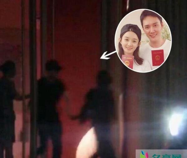 冯绍峰接机赵丽颖 两人牵手而行甜蜜十足
