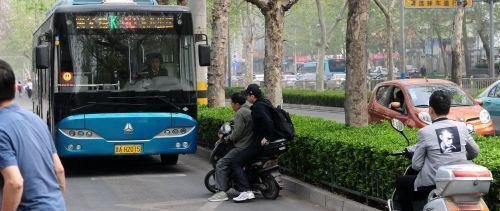 15岁少年逆行身亡，父母悲痛欲绝还要赔大车钱？