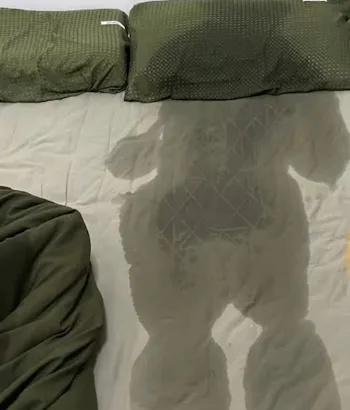 男子发烧近40度床上印出人形汗印