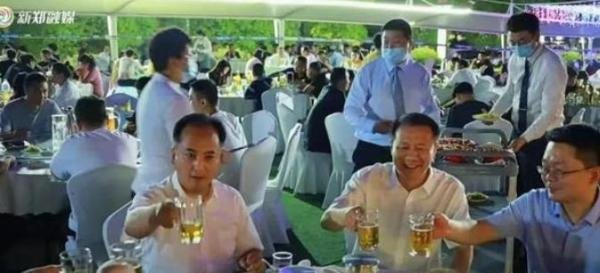 大晚上，市委书记带头，和副书记、副市长一起街头撸串、逛商场，为啥？