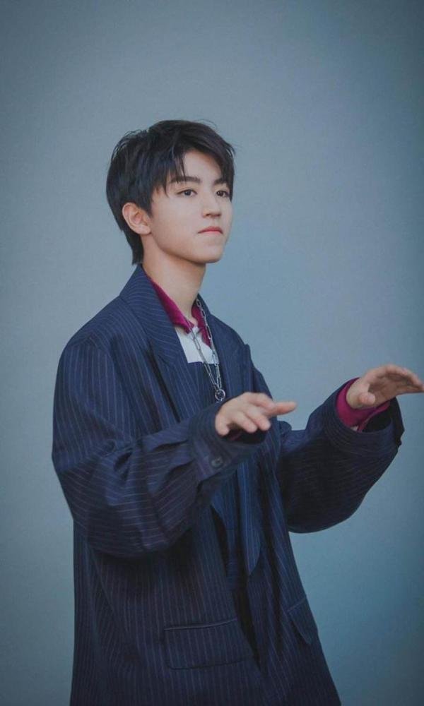 王俊凯蹲路边休息，努力终究会有回报，加油年轻人