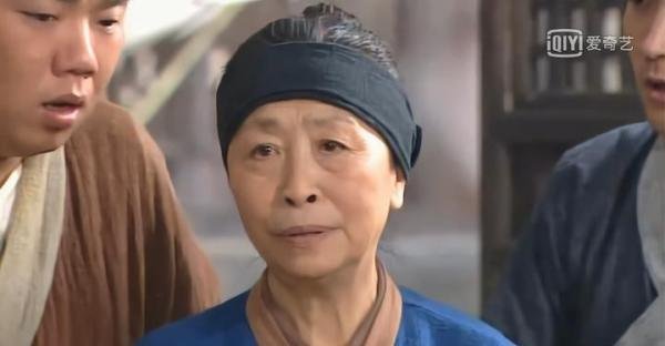 武林外传，白展堂被一老妇逼着脱衣，险被其砍下右手，真相如何？