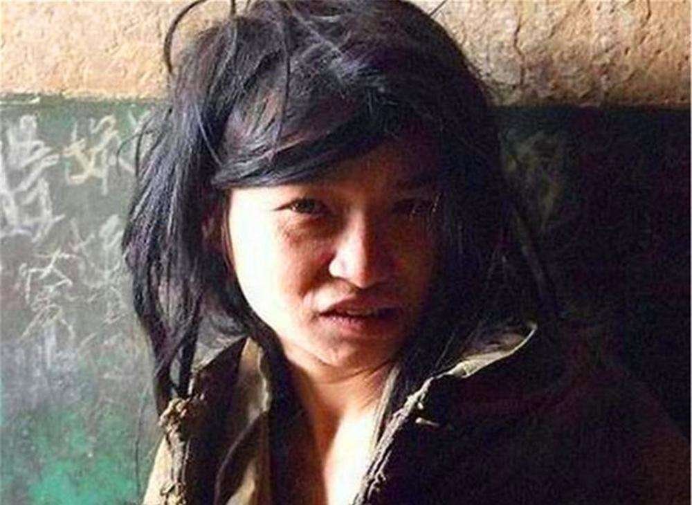 四川一男子15年前将妻弟媳妇卖给工友被公诉，这构成了什么犯罪行为？