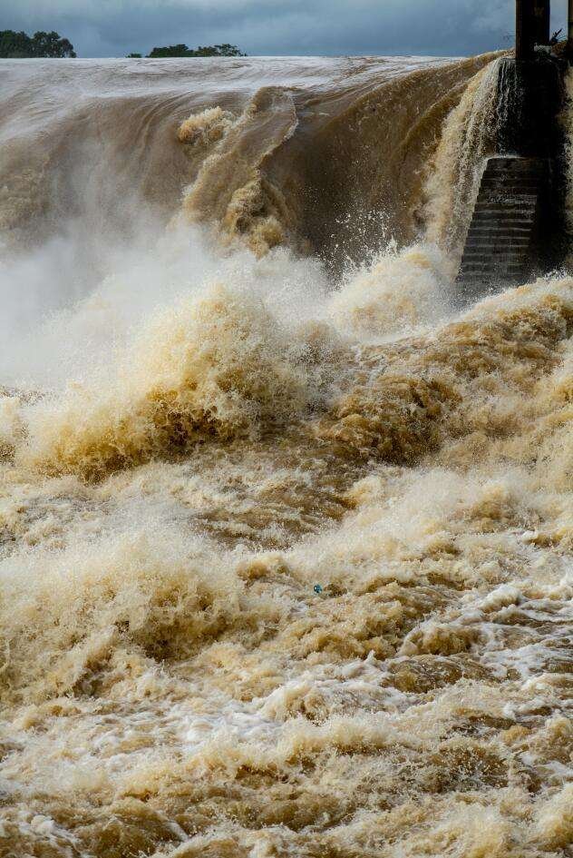 山洪亲历者：要是反方向跑就没命了，他如何在情急之中做出了正确选择？