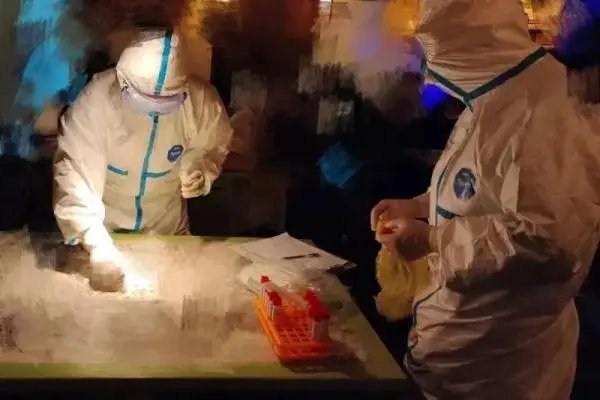 上海男子因和确诊病例在同一微信群被认定次密接，这是否合理？