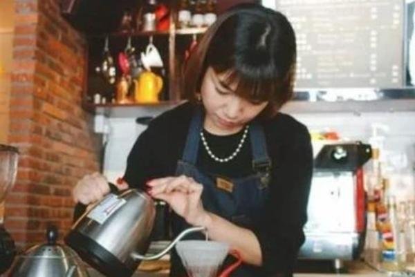 北京一咖啡厅强制客人消费 不消费就让他们滚出去