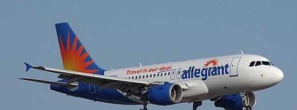 老人拒绝戴口罩遭乘客围殴，直接不让坐了，立马赶下飞机