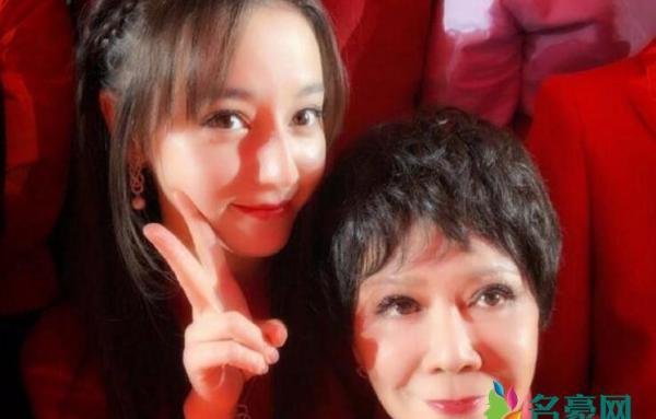 蔡明热巴晒合影 迪丽热巴贴心地搂着蔡明老师