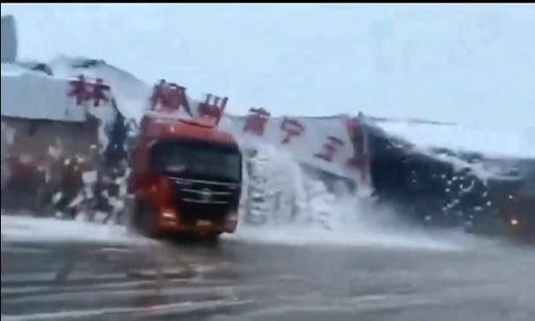 郑州大雪多个仓库倒塌损失惨重 员工称“当时就像地震一样”