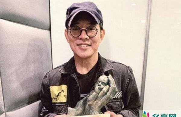 李连杰抵港捐款 李连杰精神奕奕疑似康复了