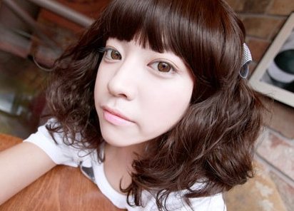 深棕色头发和深栗色头发哪个颜色在室内像黑色？？？