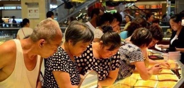 金价创新低！大妈狂“剁手”，有人一次买10根金条，现在该买吗？