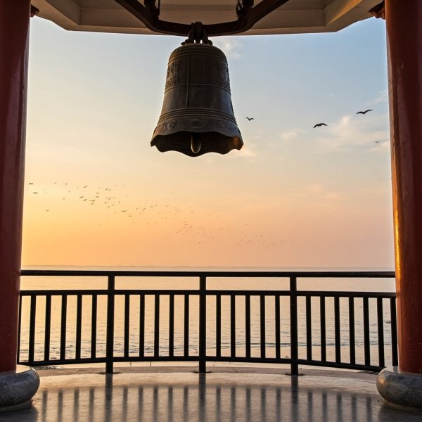 暮鼓晨钟警醒世间名利客,经声佛号唤回苦海迷路人