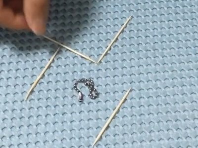 形状不能改变 动两个牙签 让糖如何在牙签外面